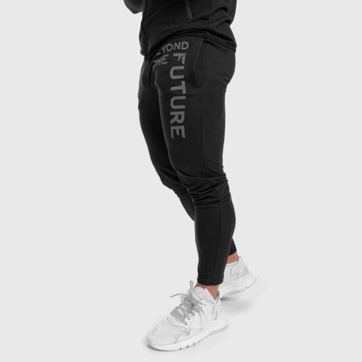 Pánske SlimFit tepláky Beyond the Future, čierne · záber 2