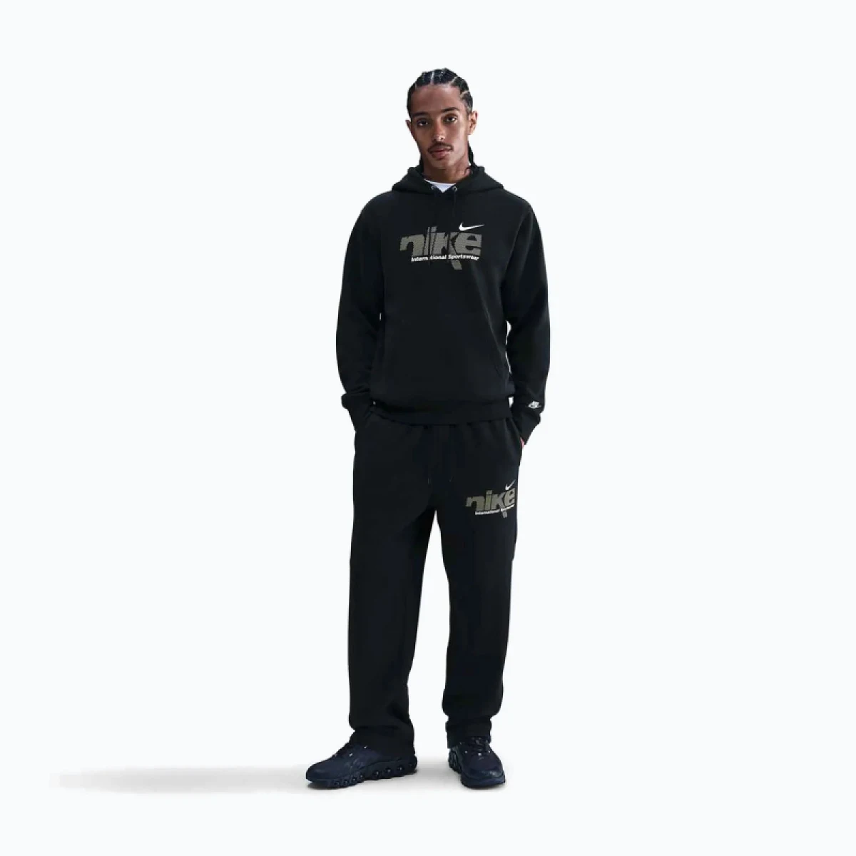 Pánske tepláky NIKE M NK CLUB BNGEE PNT SWSH SPRT BLACK METALLIC GOLD · záber 3