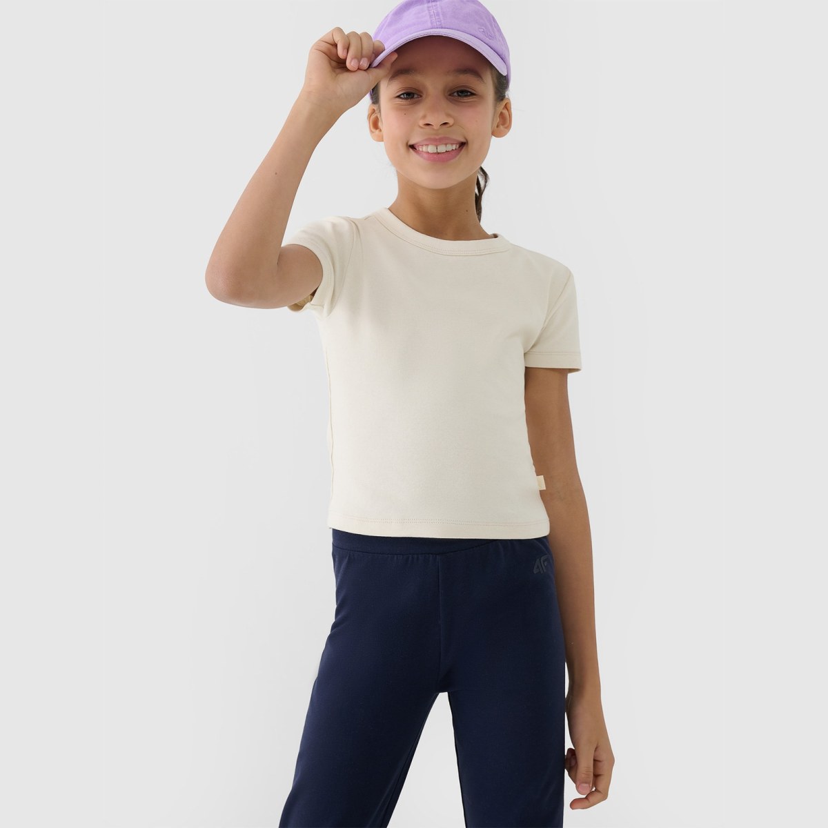 Dievčenské slim crop top tričko bez potlače - béžový · záber 1