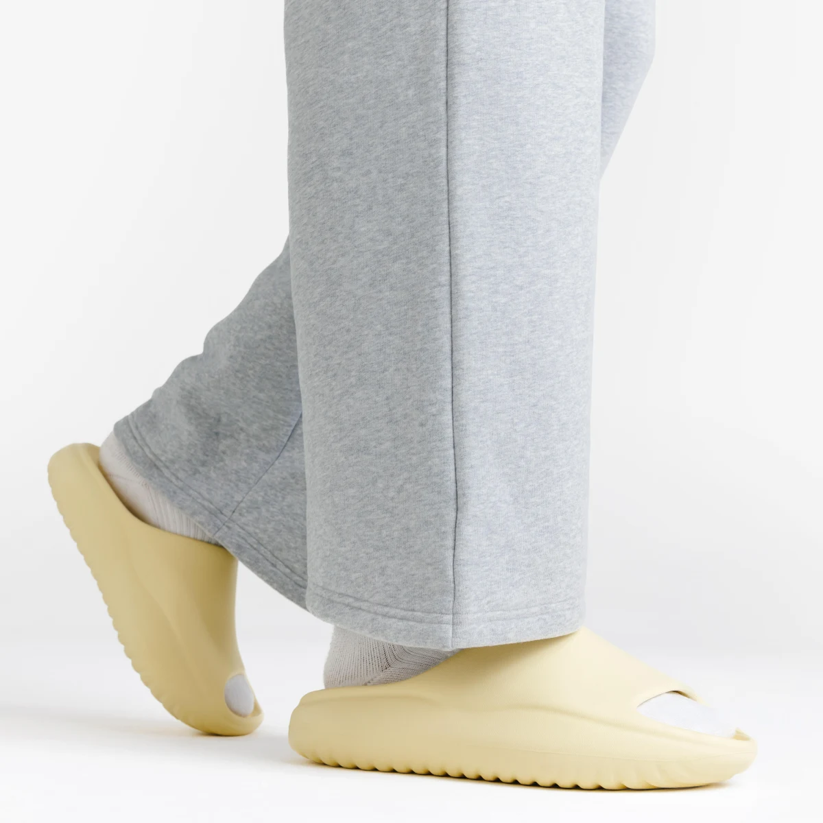 DECATHLON Šľapky Slide unisex žlté 35-36 · záber 2