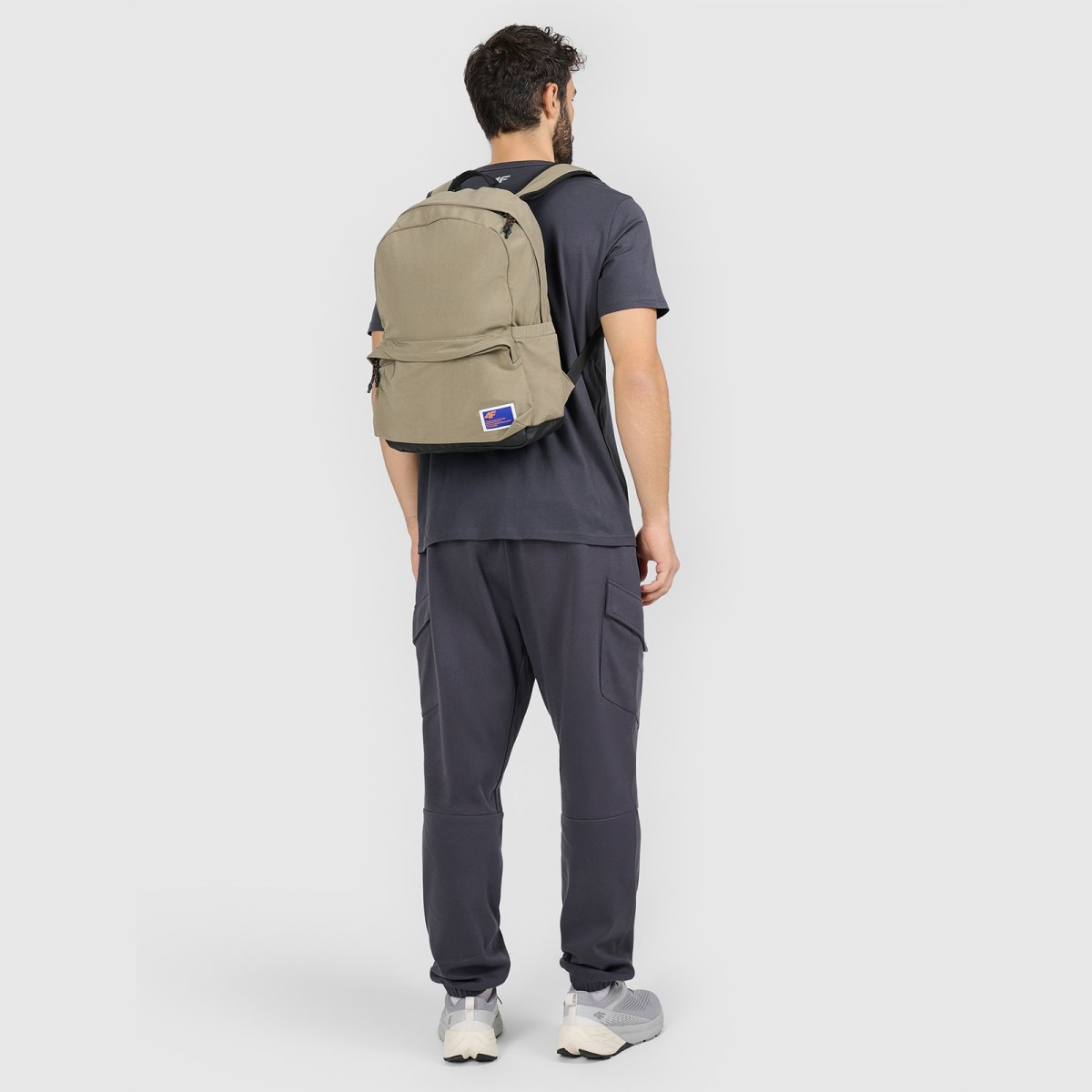 Mestský batoh (19 L) s vreckom na laptop - olivový/khaki · záber 1