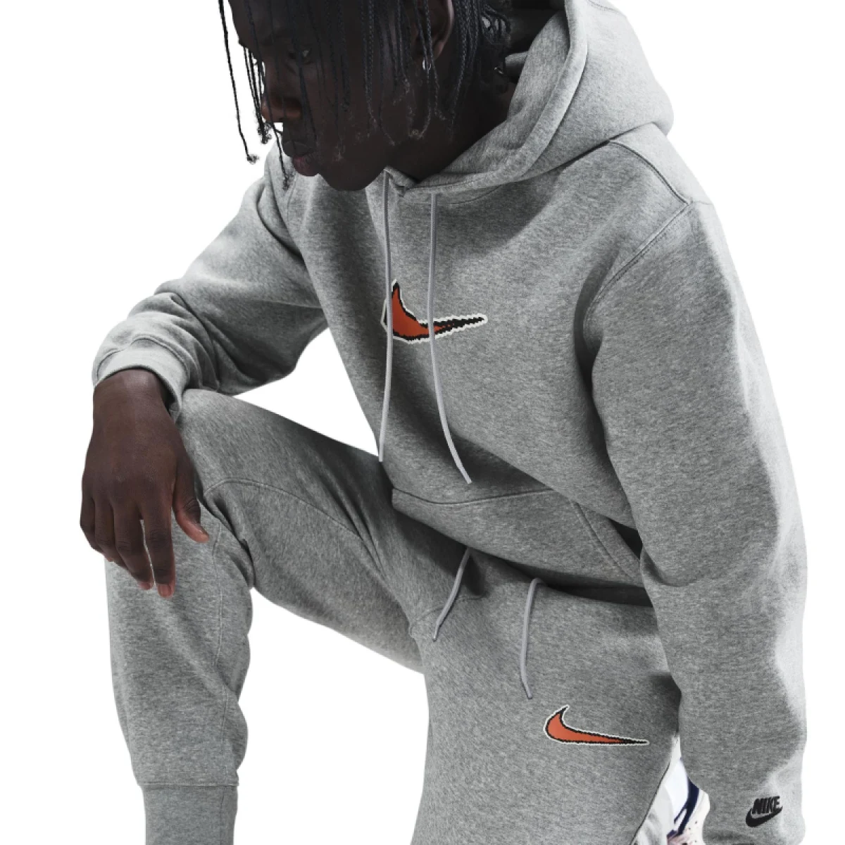 Pánske tepláky NIKE M NK CLUB BB JGGR NEO VARSITY · záber 2