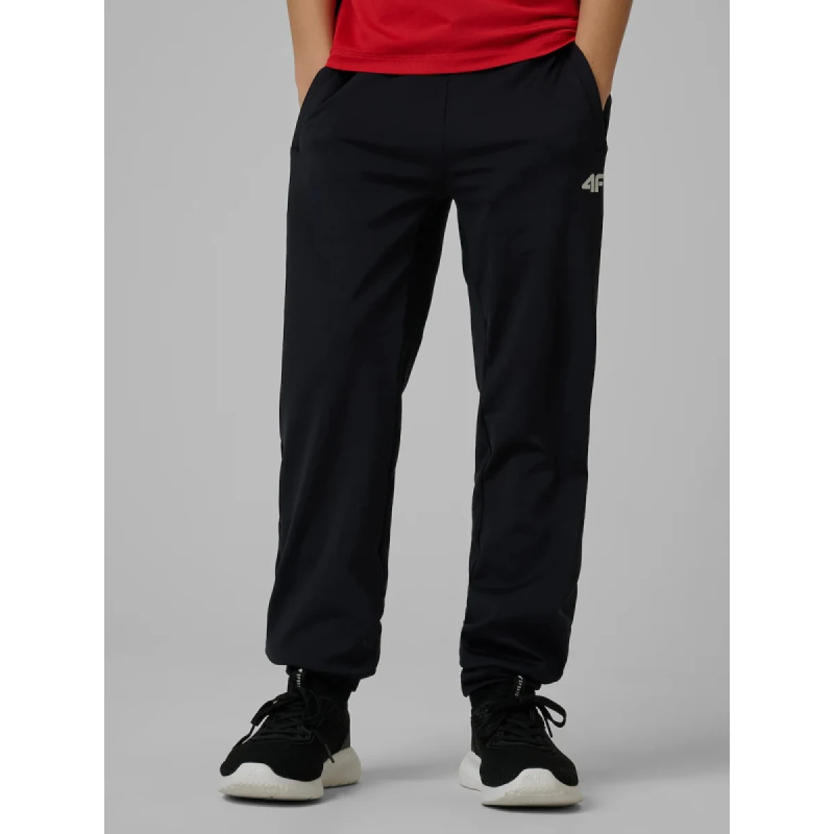 Chlapčenské tréningové tepláky 4F JUNIOR TROUSERS FNK M1152-20S-DEEP BLACK · záber 2