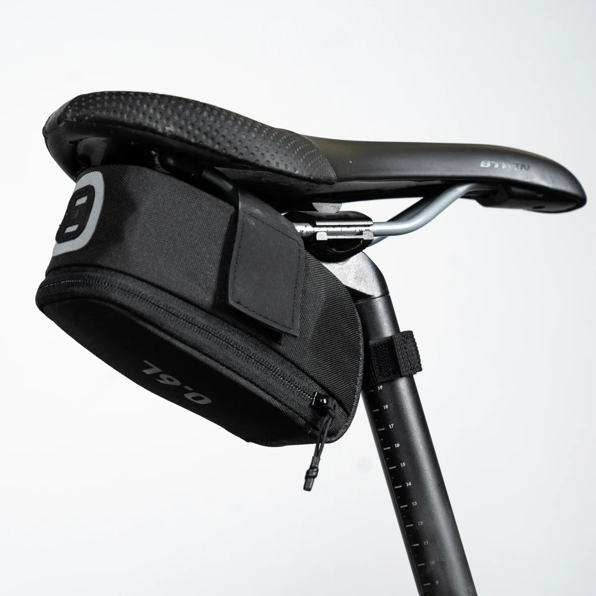 ROCKRIDER Taška pod sedlo Easy M 0,6 l čierna + multináradie + 3 montpáky bez · záber 1