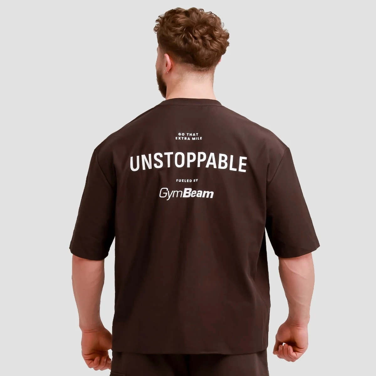 GymBeam Oversized Unstoppable T-shirt Brown - Velikost: XXL | Barva: Hnedá | Hmotnost: 0,41 kg · záber 4