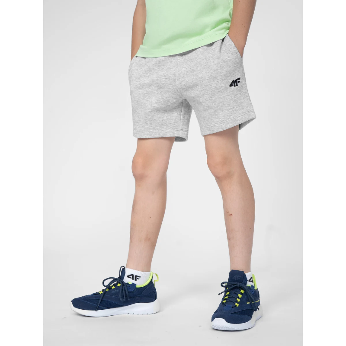 Chlapecké teplákové kraťasy 4F JUNIOR SHORTS CAS M048-27M-COLD LIGHT GREY MELANGE · záber 2