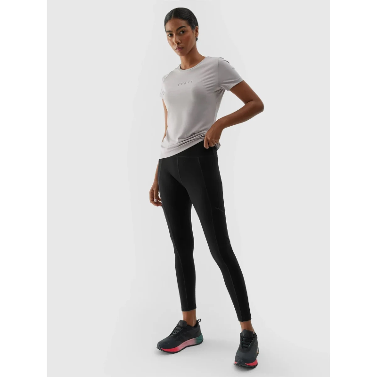 Dámské turistické zateplené legíny 4F TROUSERS FNK-AW23TFTRF404-20S-DEEP BLACK · záber 4