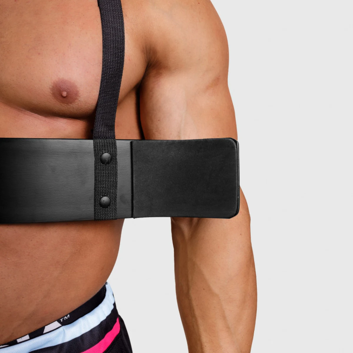 Bicepsový izolátor Iron Aesthetics Arm Blaster, čierny · záber 5