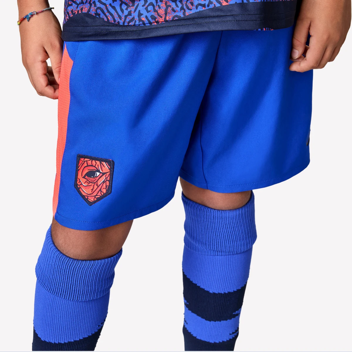 KIPSTA Detské futbalové šortky Viralto Kids modré červený pásik 7-8 r (123-130 cm) · záber 2