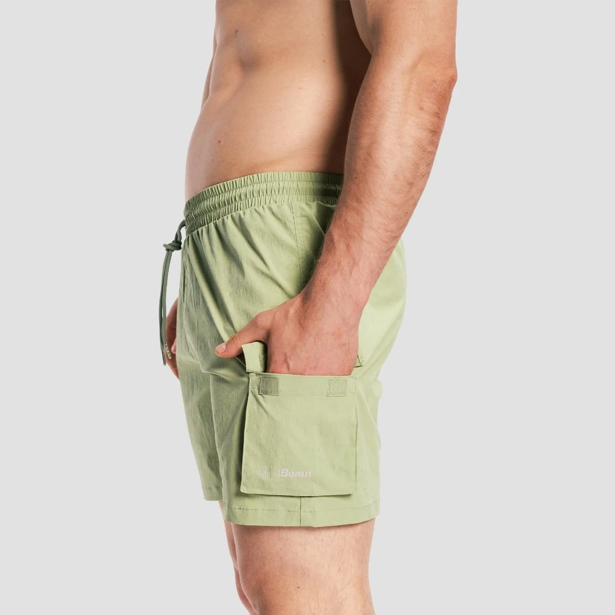 GymBeam Men‘s Swim Cargo Shorts Olive - Velikost: XXL | Barva: Zelená | Hmotnost: 0,197 kg · záber 3
