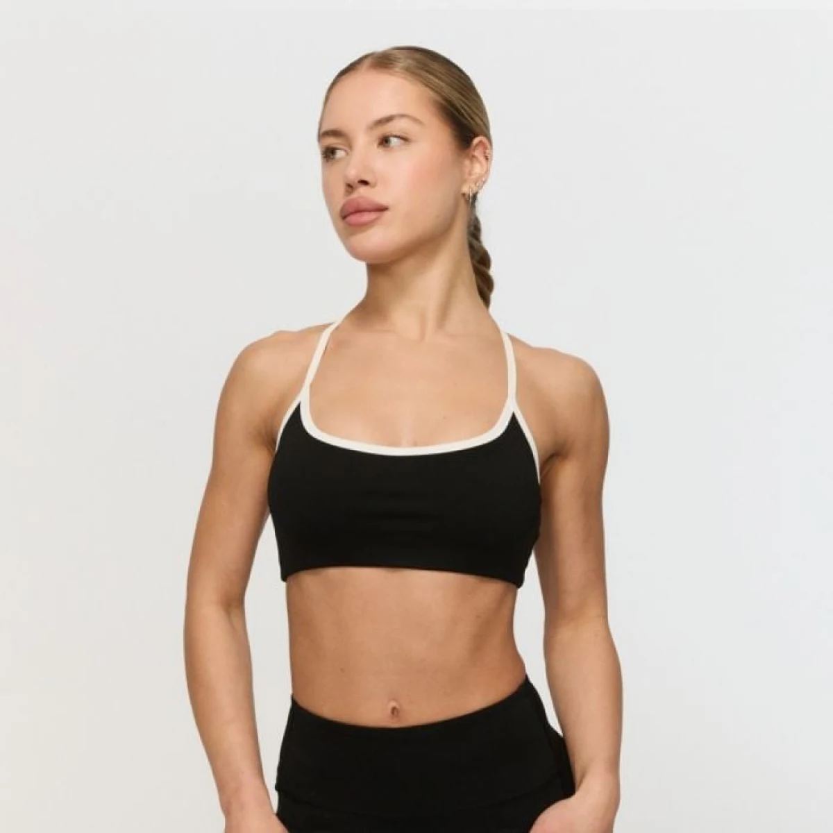 Спортен сутиен Varsity Black - GymBeam - Размер: XS | Тегло: 0,076 g | Опаковка: 130 · záber 1