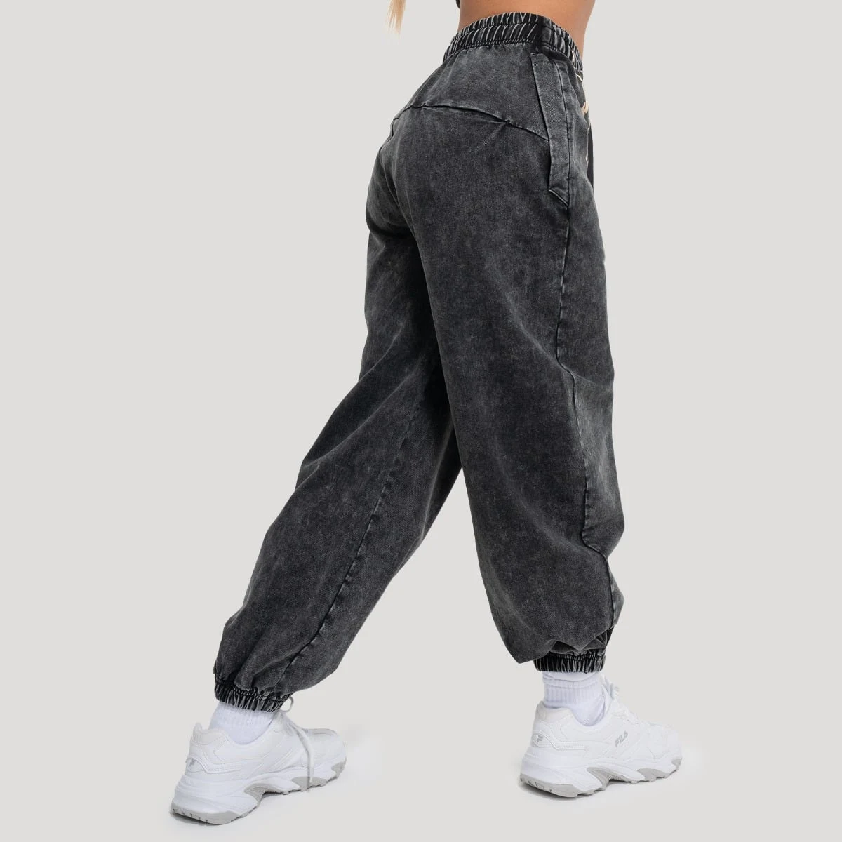 GymBeam Dámské tepláky Abyss Charcoal - Velikost: XL | Barva: Čierna | Hmotnost: 0,7 kg | Balení: 26 · záber 3
