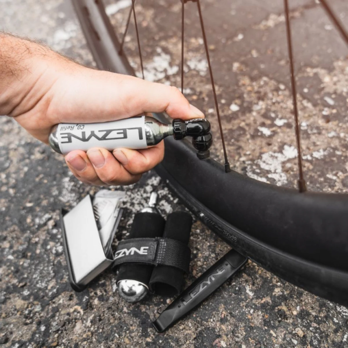 CO2 pumpa na bicykel (inflátor) LEZYNE TWIN KIT 25G · záber 4