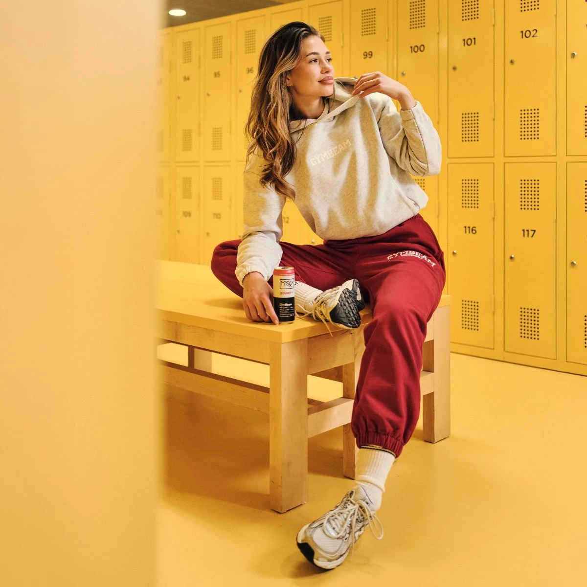 GymBeam Ženski pulover s kapuco Varsity Grey - Velikost: XS | Barva: sivá | Teža: 0,8162 g | Pakiranje: 15 · záber 2