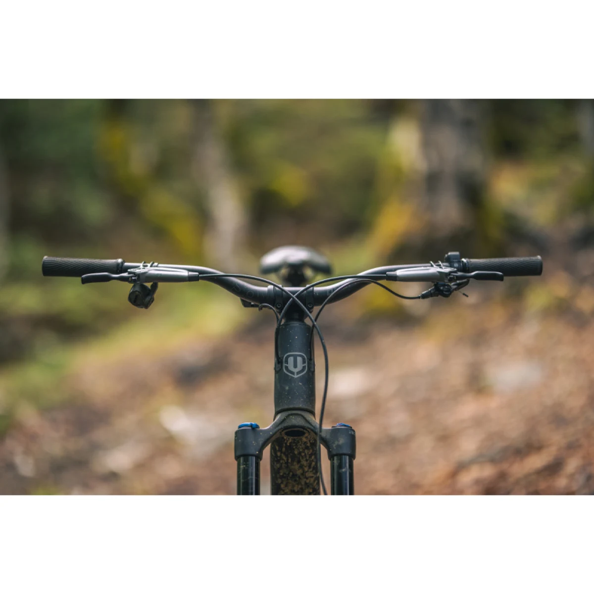 Horské elektrokolo MONDRAKER Sly RR, black nimbus grey tonic gold · záber 3