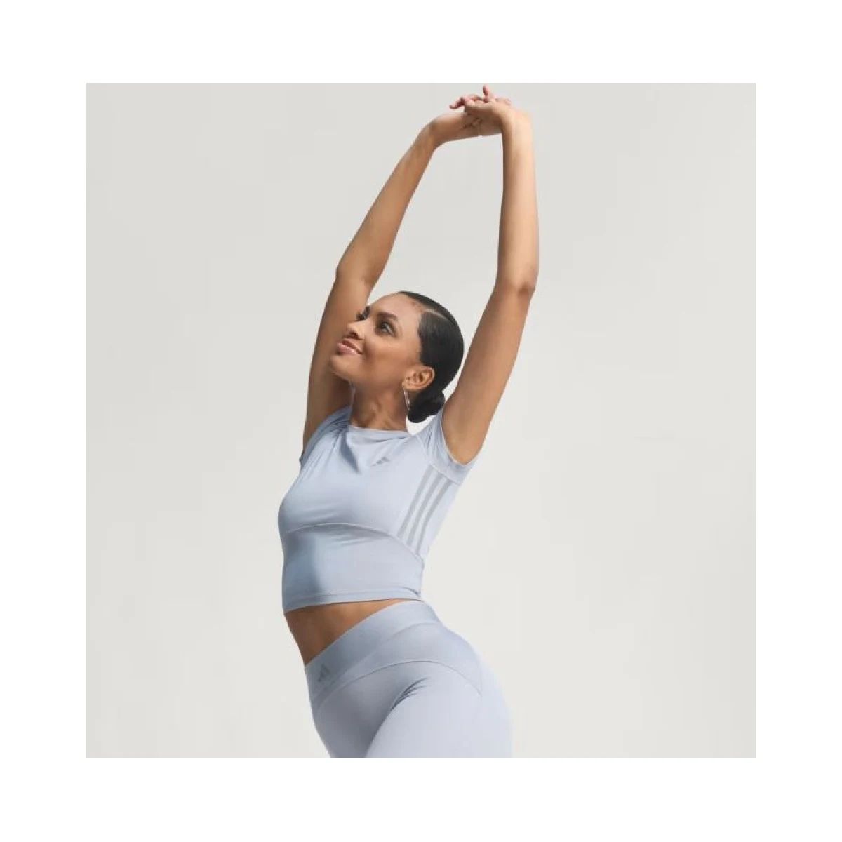Dámske tréningové tričko s krátkym rukávom ADIDAS HYG SHN BABY T HALSIL GREY · záber 5