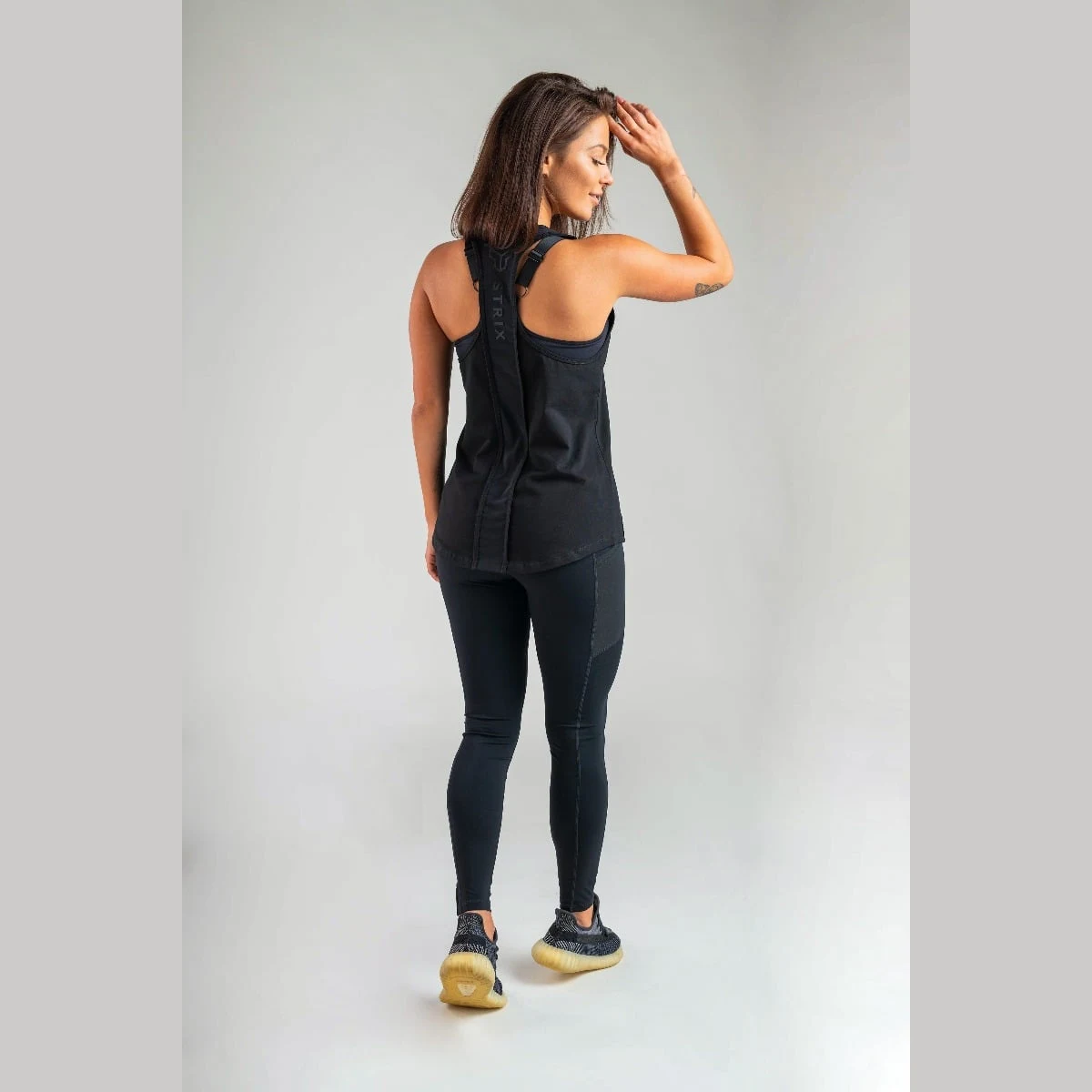 STRIX Dámské tílko Essential Tank black - Velikost: S | Barva: Čierna | Hmotnost: 0,15 kg | Balení: 140 · záber 4