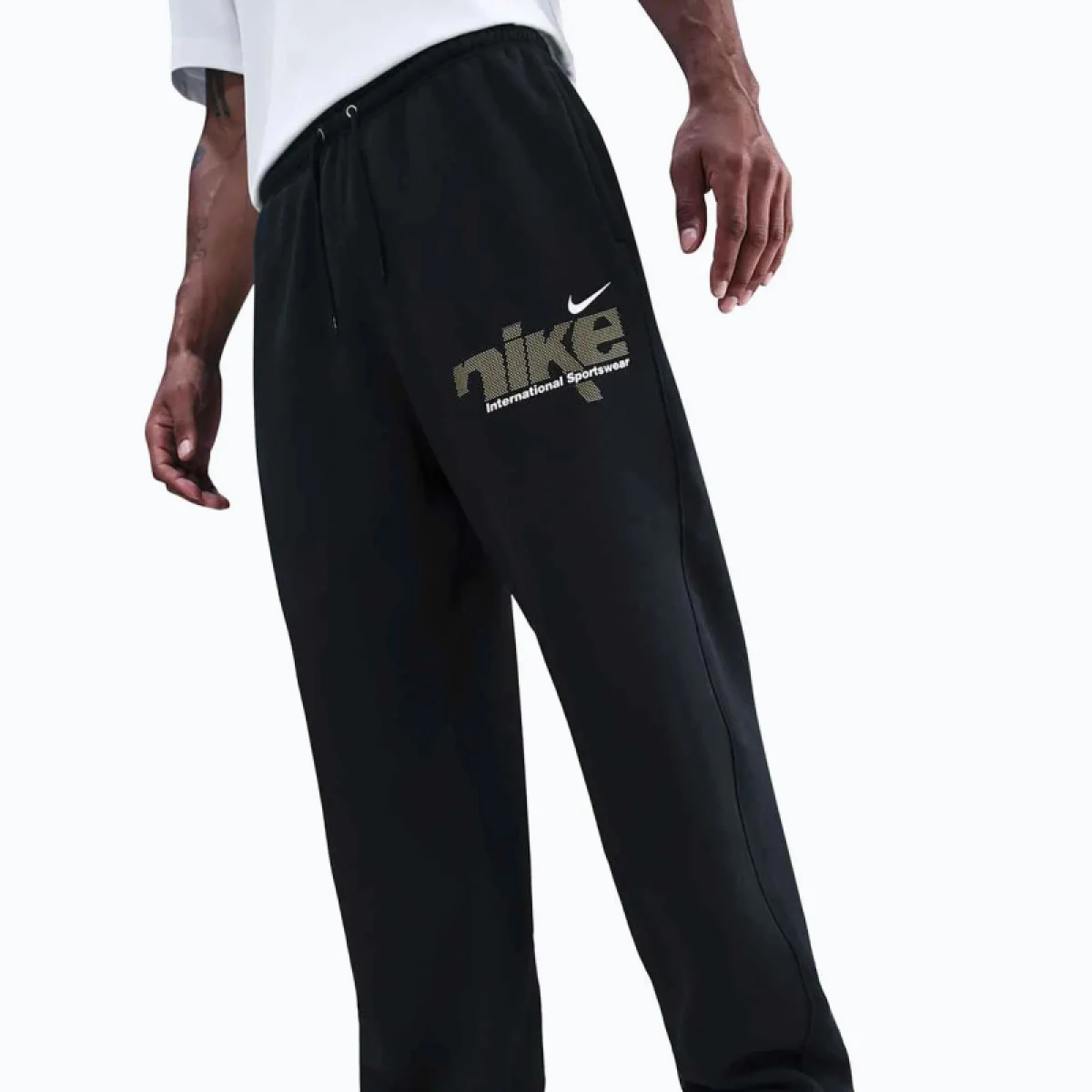 Pánske tepláky NIKE M NK CLUB BNGEE PNT SWSH SPRT BLACK METALLIC GOLD · záber 2