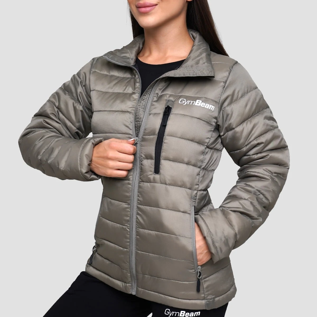 GymBeam Dámská bunda Puffer Vetiver/Black - Velikost: S | Barva: Zelená | Hmotnost: 0,47 kg | Balení: 20 · záber 2