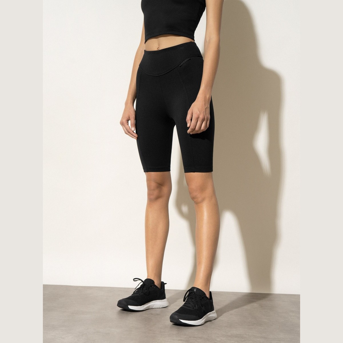 Dámske krátke legíny 4F x Anna Lewandowska · záber 2