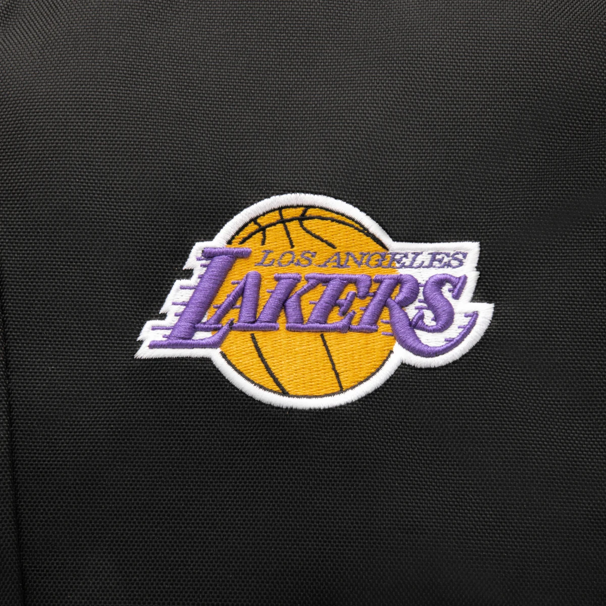 TARMAK Batoh na basketbal 25 l NBA Los Angeles Lakers bez · záber 2