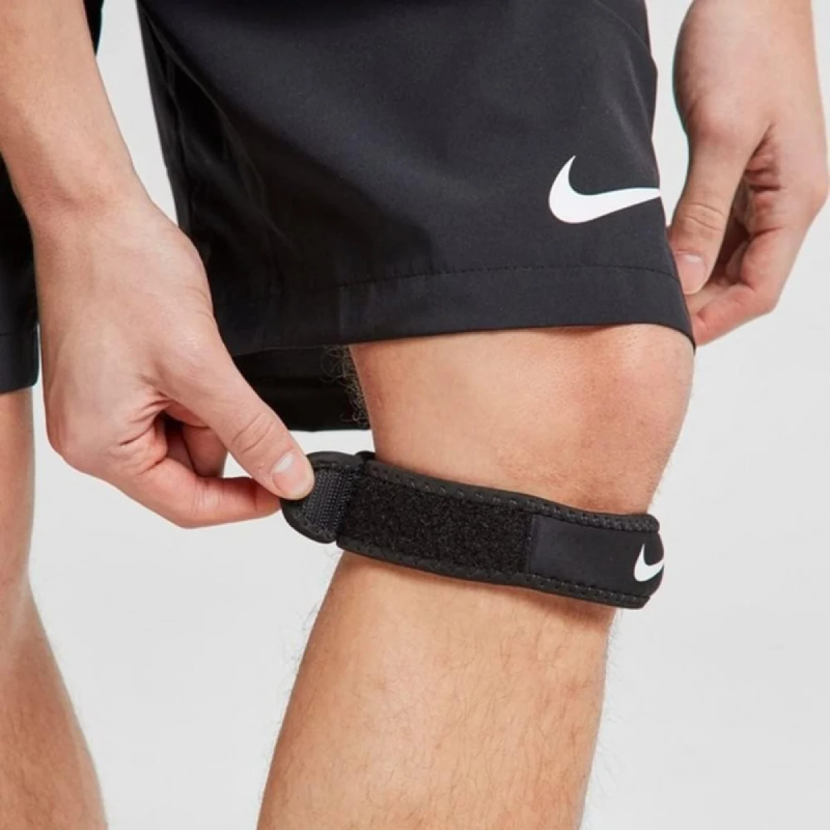 Fitness chránič NIKE PRO ELBOW BAND 3.0 BLACK WHITE · záber 3