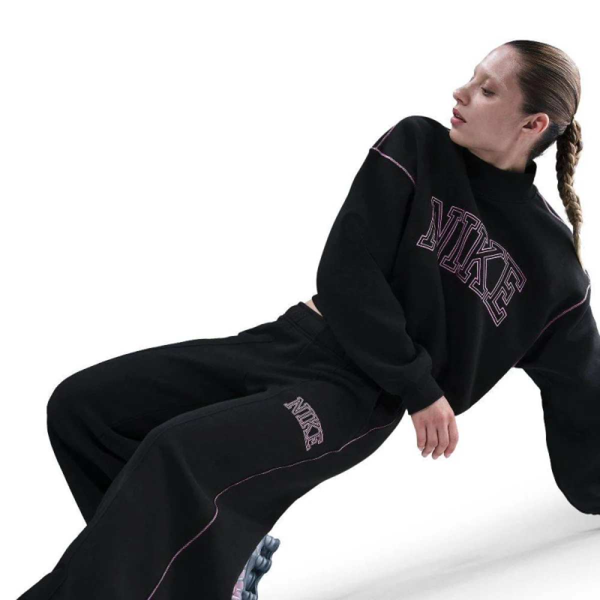 Dámske tepláky NIKE W NSW PHNX FLC LOGO WIDE LEG BLACK · záber 4