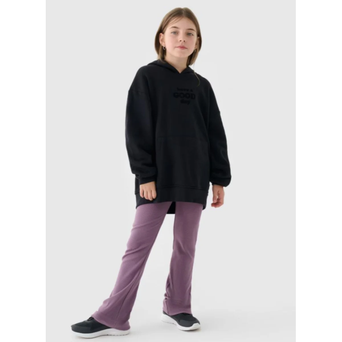 Dívčí mikina s kapucí 4F JUNIOR SWEATSHIRT-JWAW24TSWSF1218-20S-DEEP BLACK · záber 3