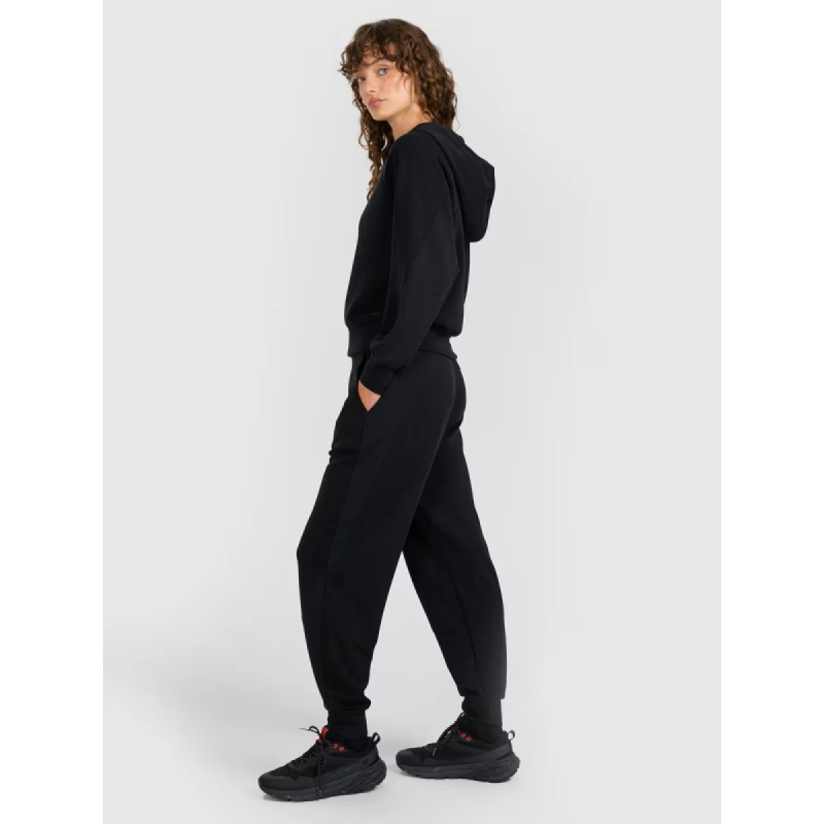 Dámské tepláky 4F TROUSERS CAS F1180-WAW25TTROF1180-21S-BLACK · záber 4