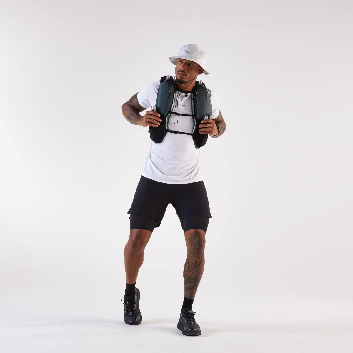KIPRUN Unisex trailová vesta 900 20+5L s hydrovakom 2 l kaki jedna veľkosť · záber 2