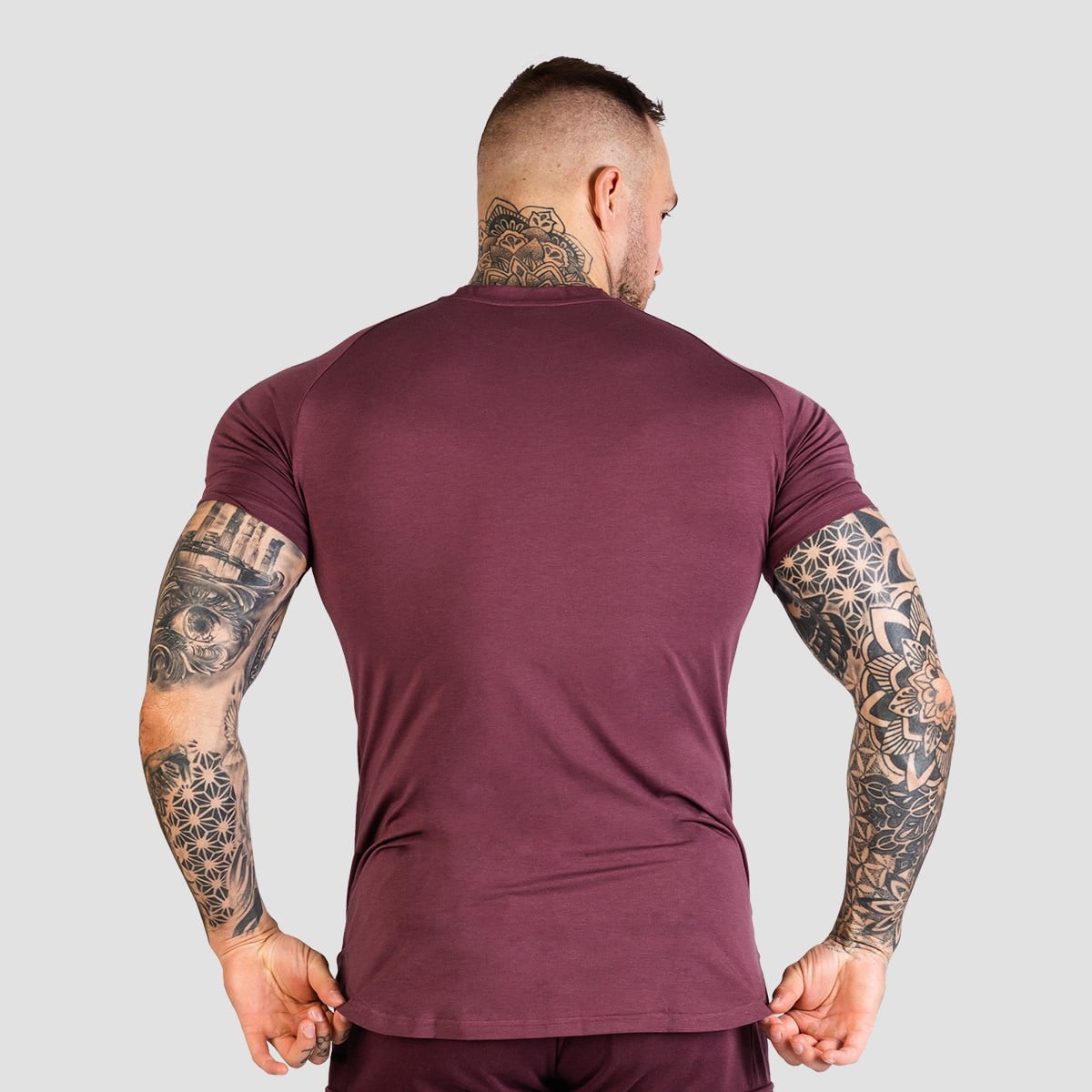 GymBeam TRN Fitted póló Eggplant - Méret: S | Szín: Fialová | Tömeg: 0,18 g | Csomag: 110 · záber 2