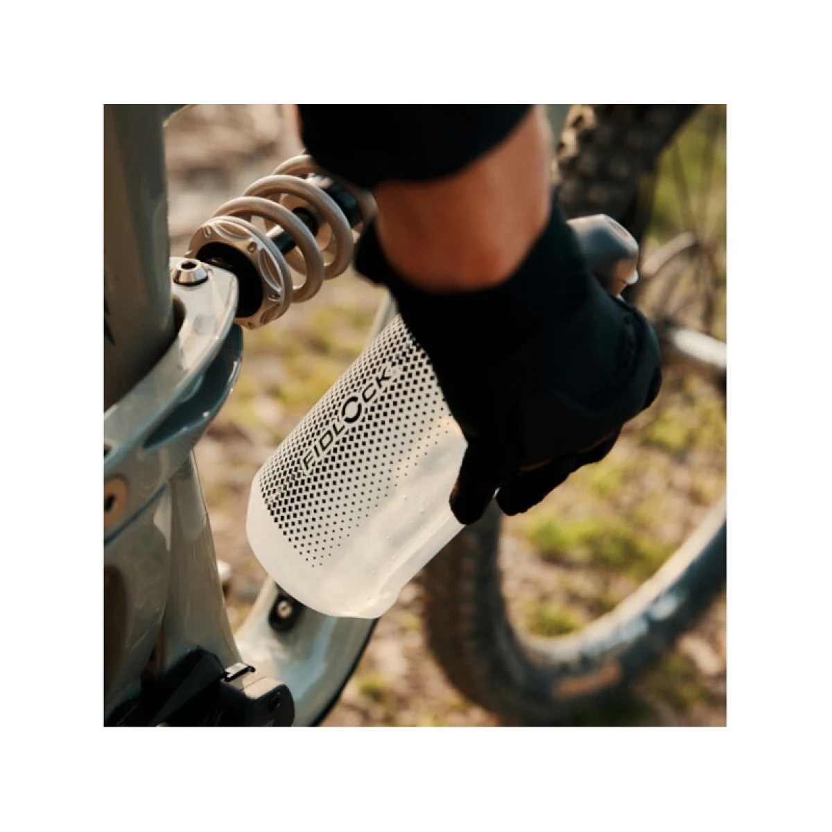 Fľaša na bicykel FIDLOCK set láhve s držákem BOTTLE TWIST průhledná bílá 750 ml · záber 4