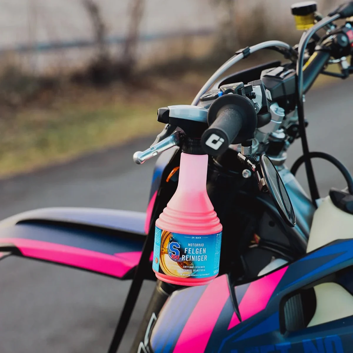 S100 Motorrad Felgenreiniger 500 ml · záber 2