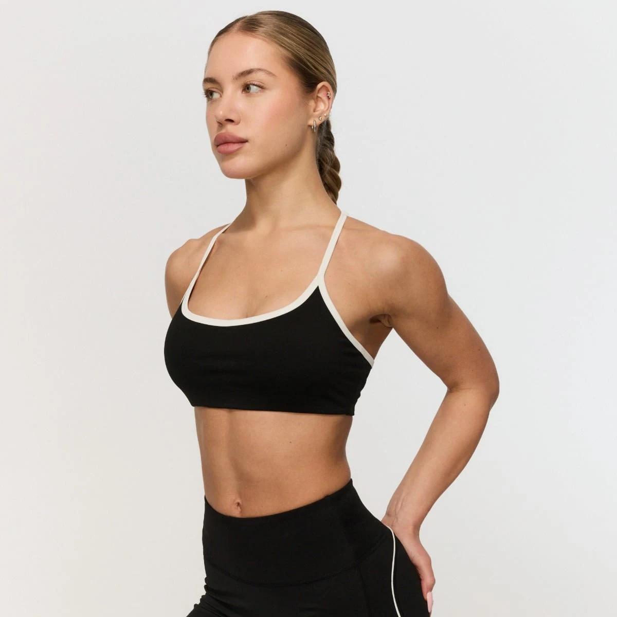 GymBeam Športni nedrček Varsity Black - Velikost: XS | Barva: čierna | Teža: 0,076 g | Pakiranje: 130 · záber 3