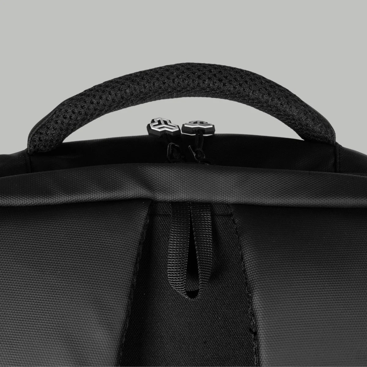 STRIX ALPHA Backpack Black · záber 5