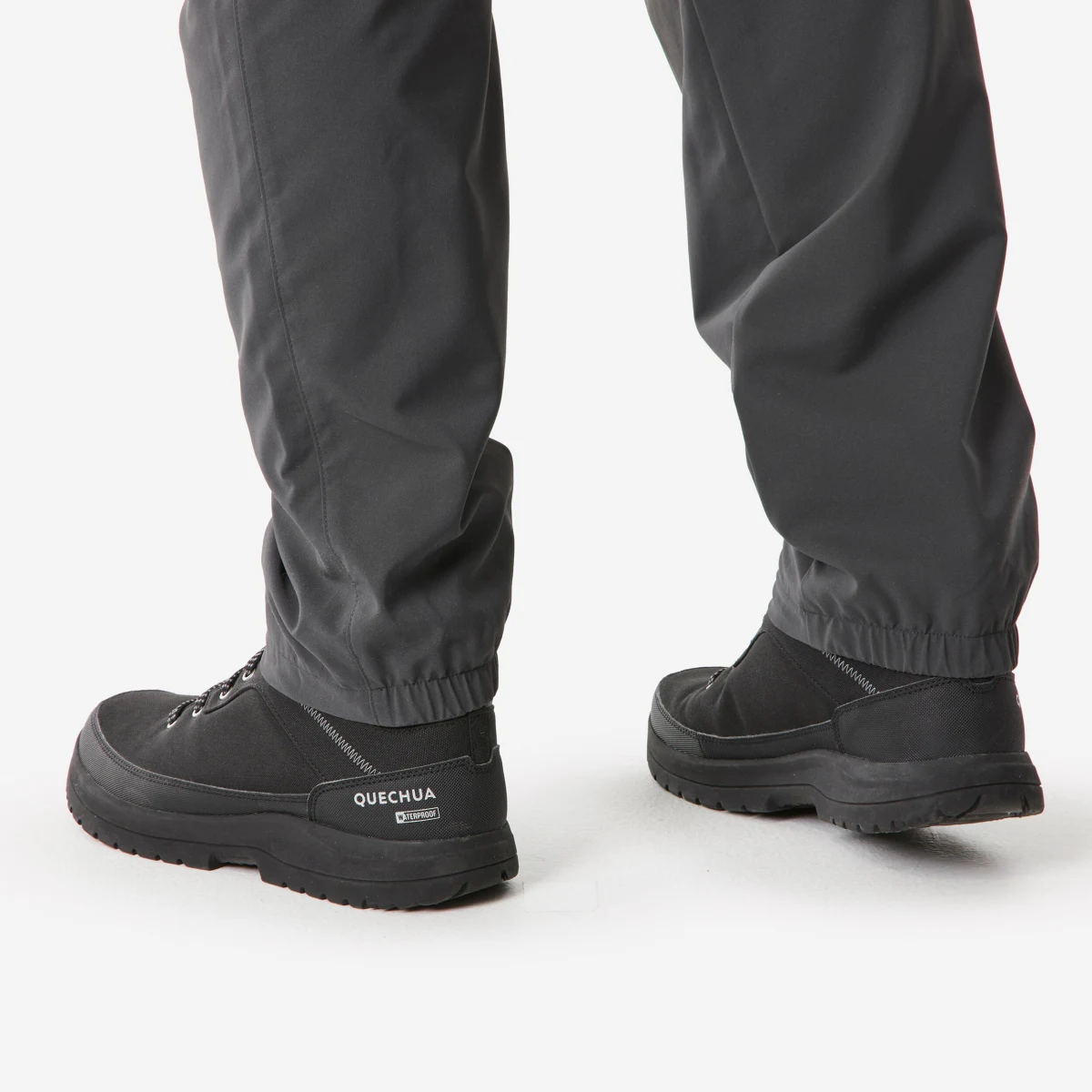 QUECHUA Pánske turistické nohavice NH100 vodoodpudivé -10 °C sivé XL (L34) · záber 2