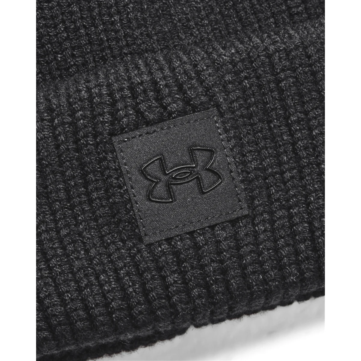 Dámská zimní čepice UNDER ARMOUR UA Halftime Ribbed Pom-BLK · záber 3