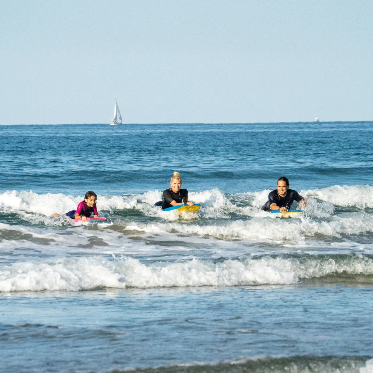 DECATHLON Detský bodyboard 100 pevný s leashom na zápästie modro-žltý 36 · záber 2