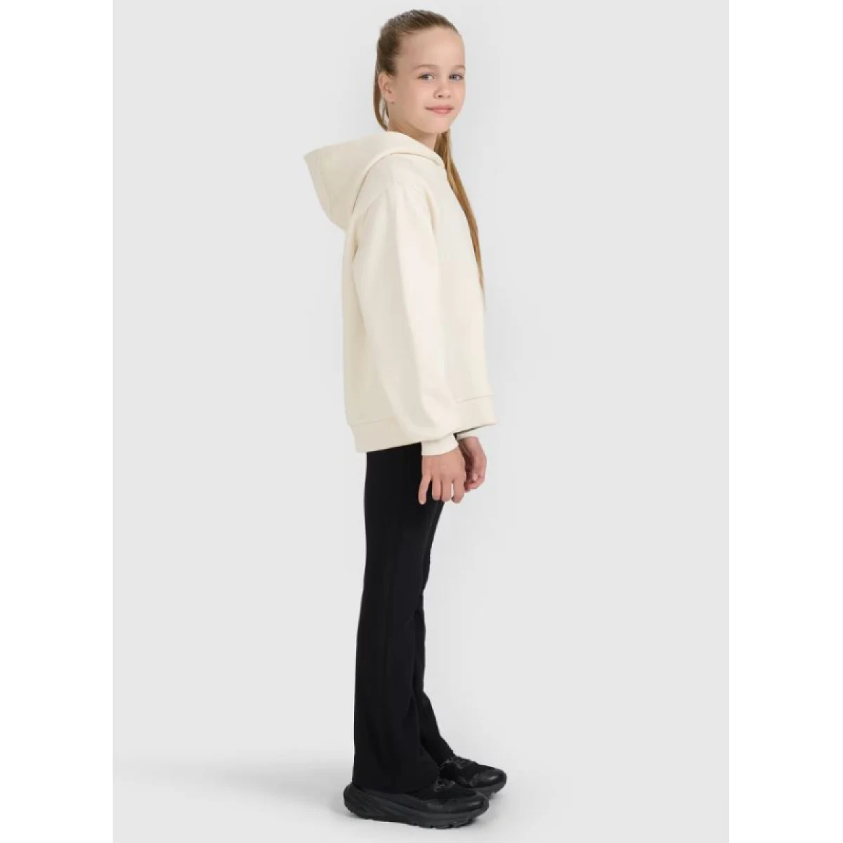 Dievčenské nohavice 4F JUNIOR TROUSERS CAS F1393-4FJWAW25TTROF1393-20S-DEEP BLACK · záber 3