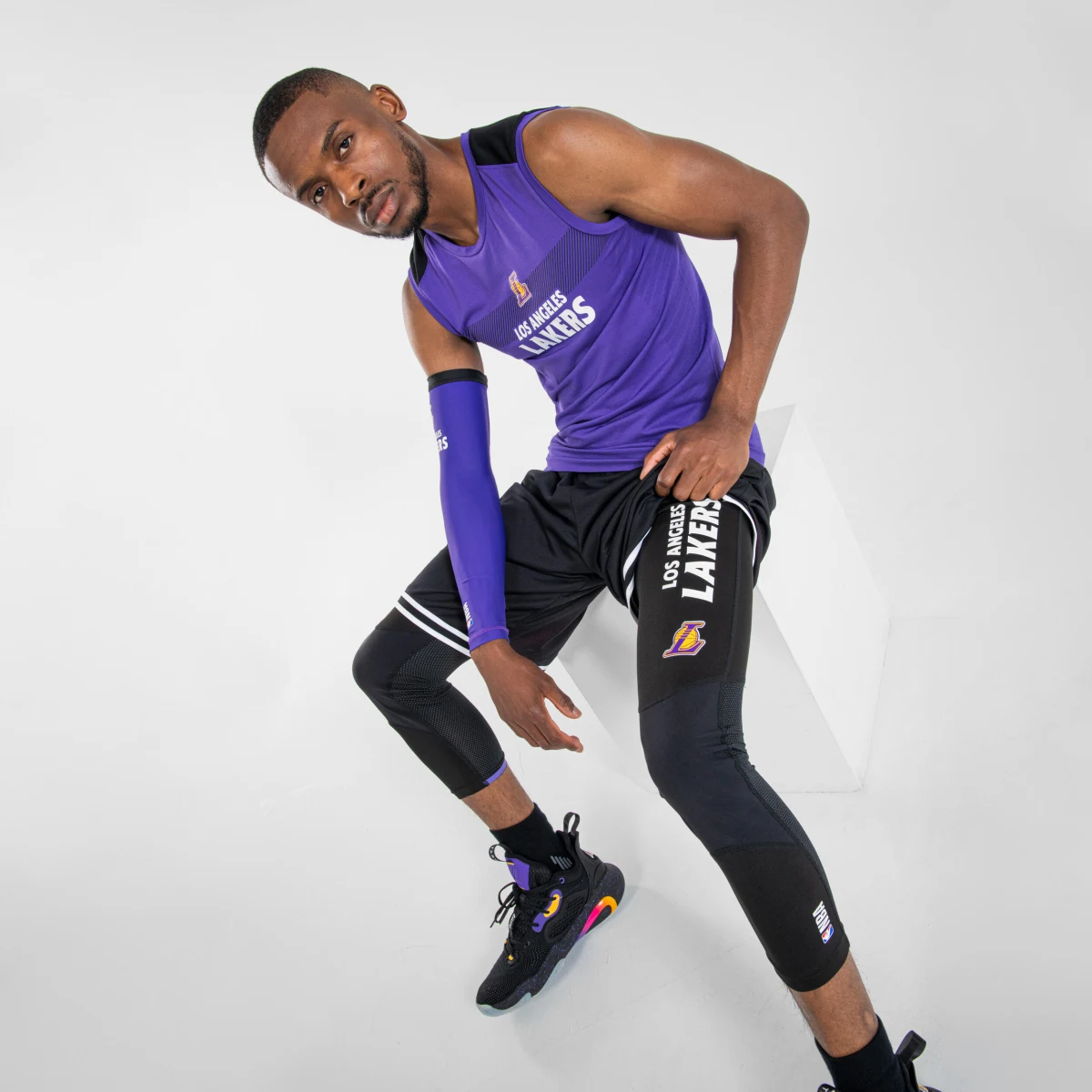 TARMAK Pánske spodné 3/4 legíny na basketbal NBA Los Angeles Lakers čierne S (W30 L33) · záber 2