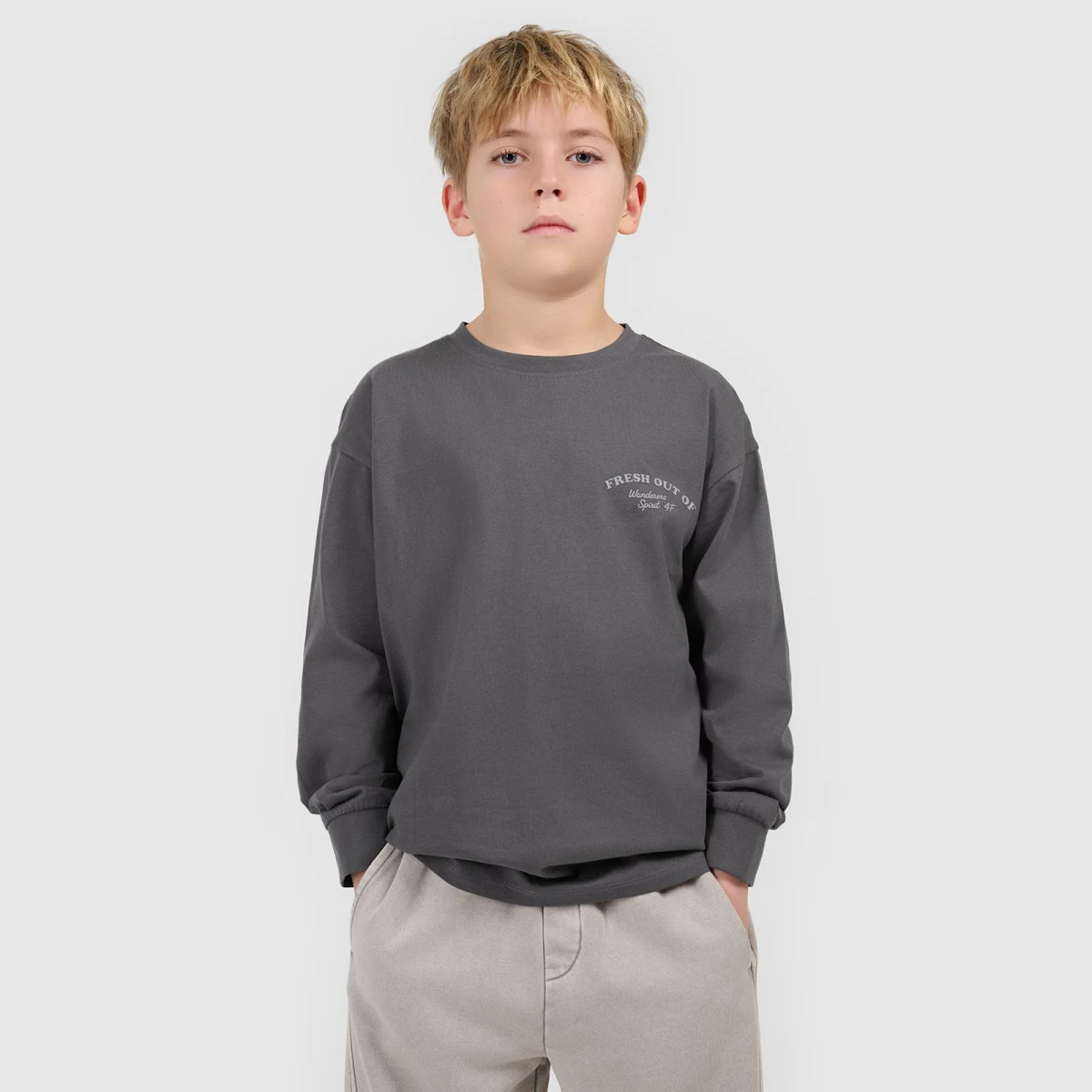 Chlapecký loose longsleeve s potiskem - šedý · záber 2