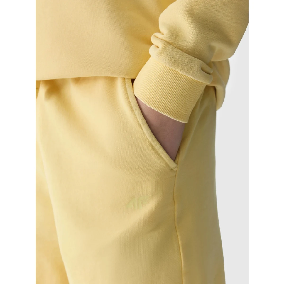 Chlapecké teplákové kraťasy 4F JUNIOR SHORTS CAS-4FJWSS24TSHOM279-73S-LIGHT LEMON · záber 3