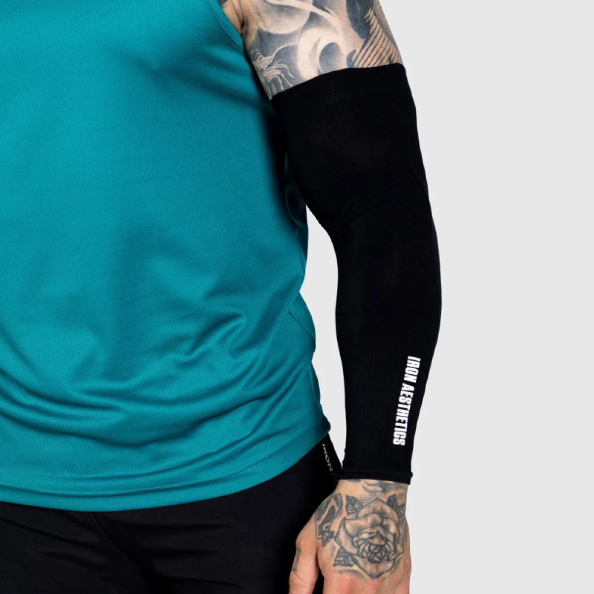 Návleky na ruky Iron Aesthetics Seamless Arms, čierne · záber 3