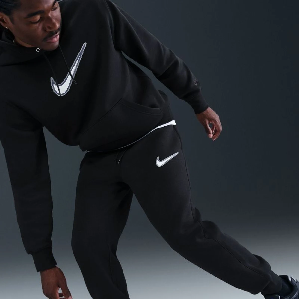 Pánske tepláky NIKE M NK CLUB BB JGGR NEO VARSITY BLACK BLACK BLACK · záber 5