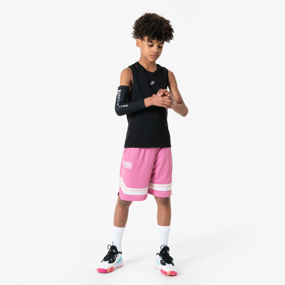 TARMAK Juniorský basketbalový chránič lakťa NBA čierny 1 · záber 2