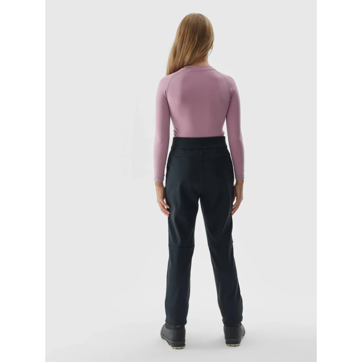 Dívčí lyžařské softshellové kalhoty 4F JUNIOR TROUSERS FNK-JAW23TFTRF355-21S-BLACK · záber 3