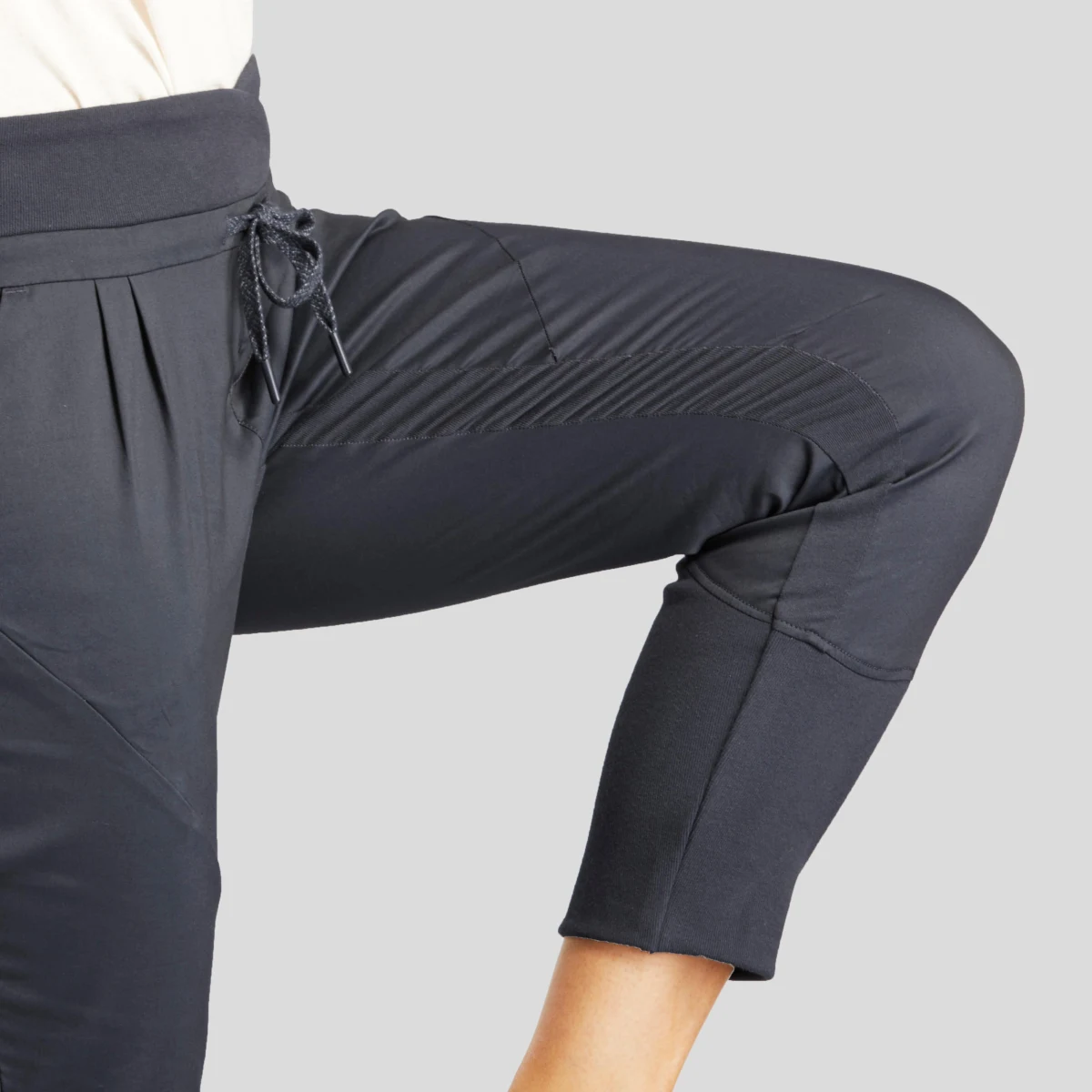 QUECHUA Dámske turistické nohavice NH500 Slim M (L29) · záber 2
