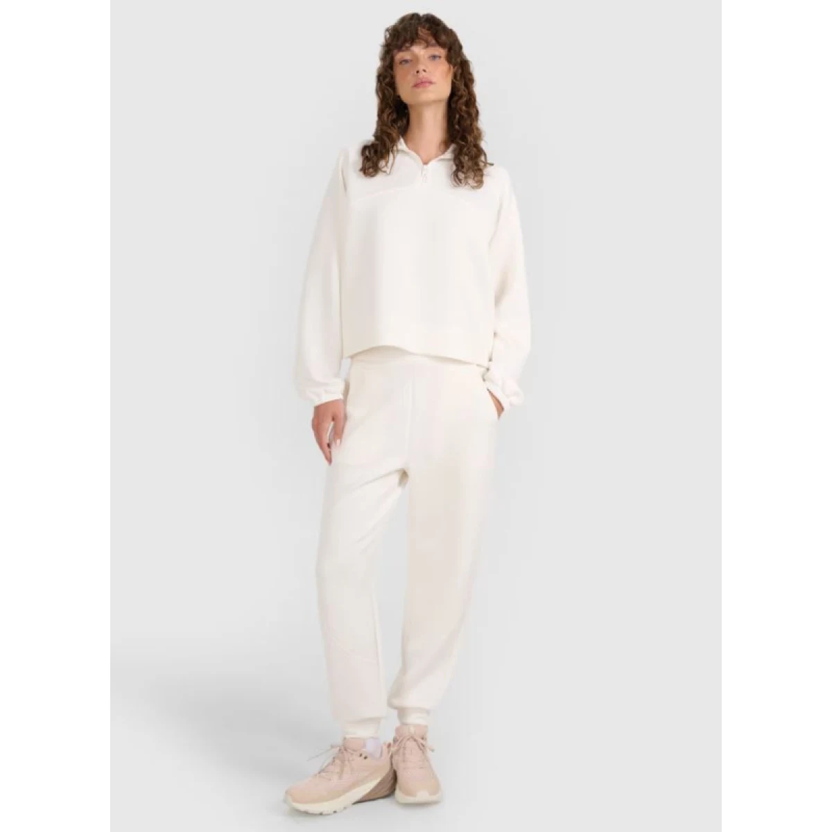 Dámské tepláky 4F TROUSERS CAS F1180-WAW25TTROF1180-11S-OFF WHITE · záber 2