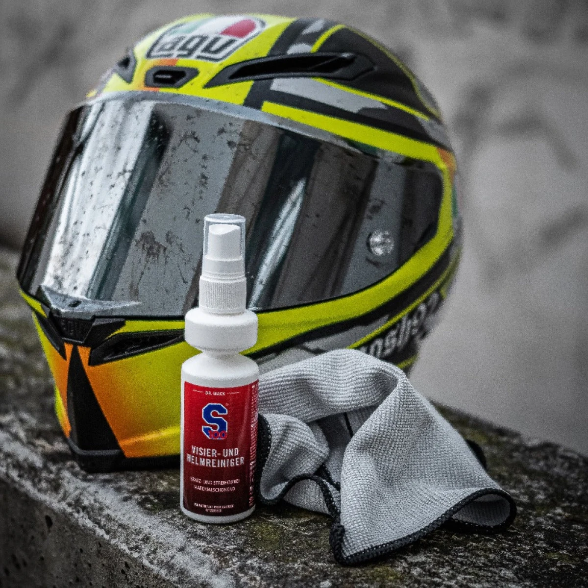 S100 Visor & Helmet Cleaner s utierkou z mikrovlákna · záber 3