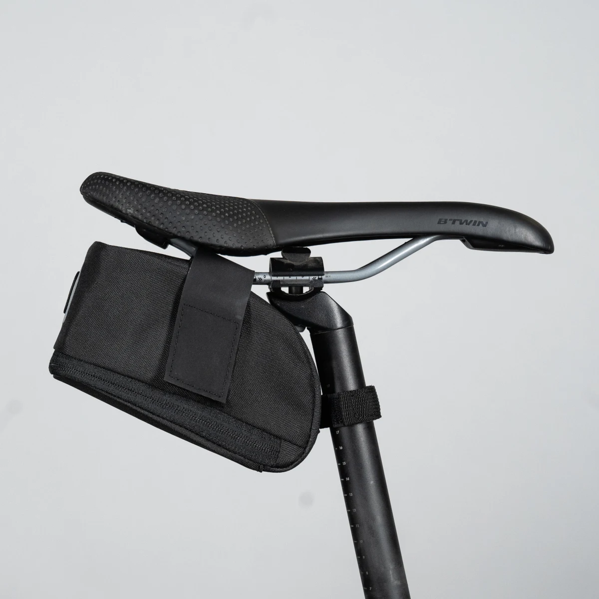 ROCKRIDER Taška pod sedlo Easy L 1 l čierna bez · záber 1